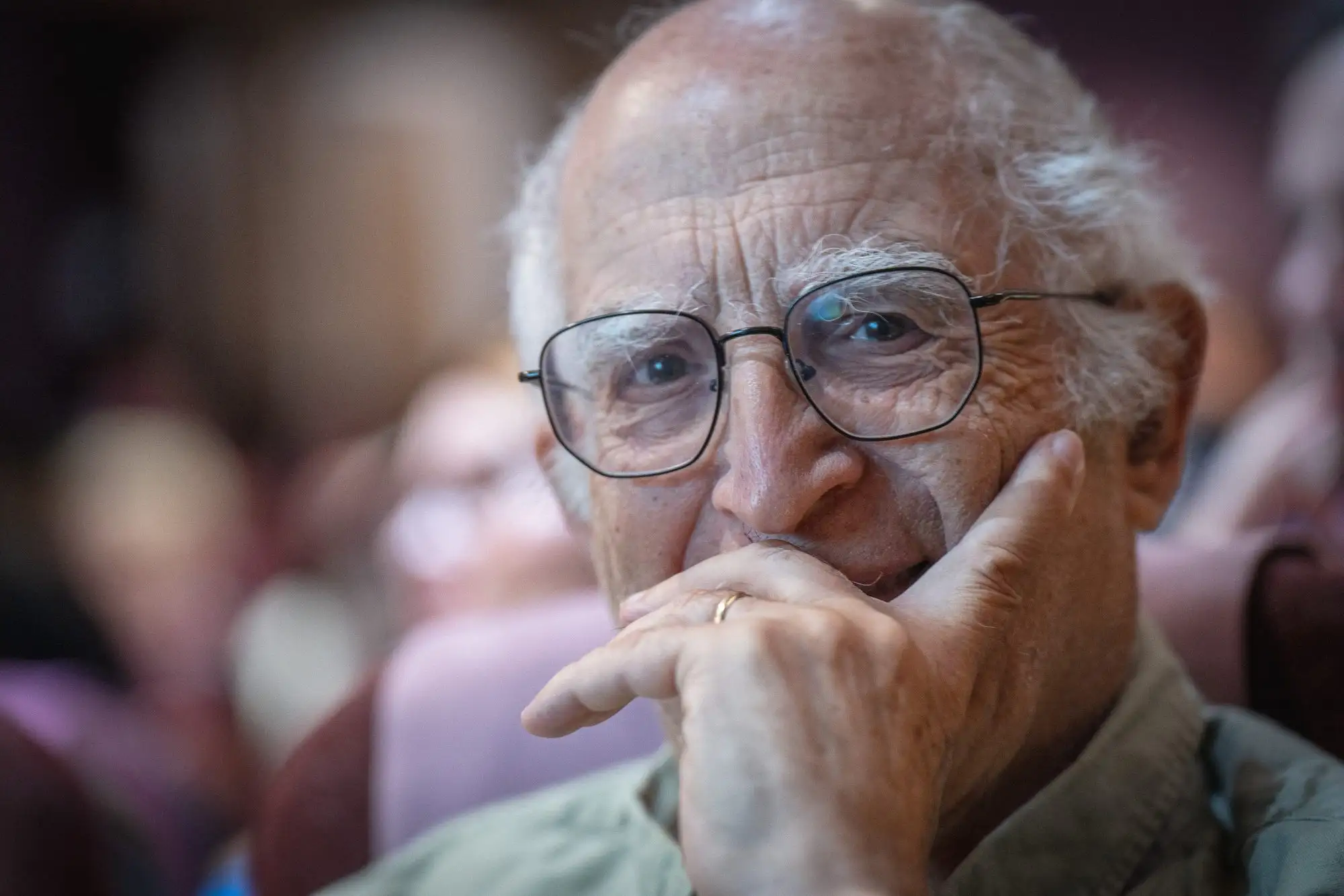 Participant attentif pendant une conférence du colloque