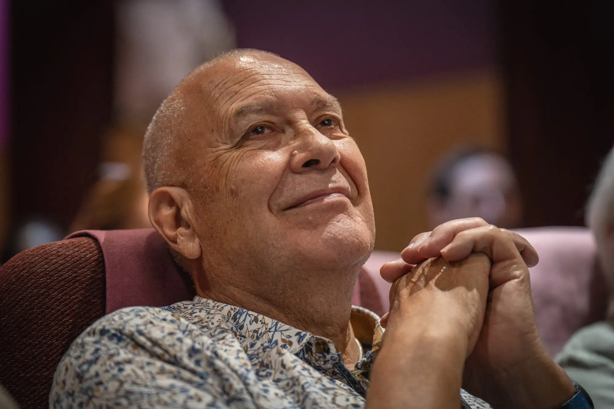 Participant souriant dans la salle du colloque IFATC